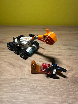 LEGO City 60226 Mars Research Shuttle - 3