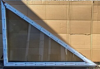 Predám trojuholnikove okno 165x117 dub/biela , atyp 147x149 - 3
