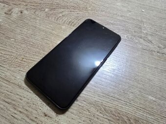 Samsung A20e ma len bezne znamky pouzivania ale ziadne prask - 3