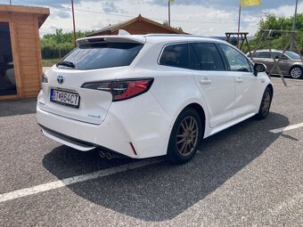 Toyota Corolla combi 2.0 Hybrid 112kW - TOP stav - 3