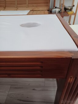 Predám pevný profi masážny stol z masivu - 3