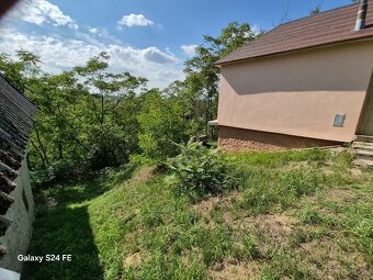 Chatka neďaleko Hrona v krásnej prírode - 3