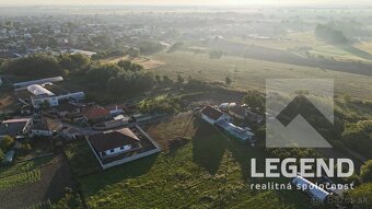 Stavebný pozemok Nesvady, 589 m2, malá tichá ulička - 3