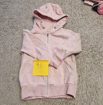 Darujem dievčenské oblečenie veľkosti prevažne 98-104 3-4 r. - 3