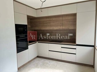 Predaj:Prerobený 5-izbový RODINNÝ DOM, pozemok 547 m2, Marti - 3