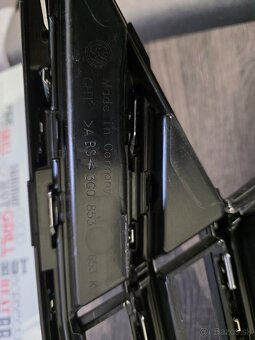 Predám prednú R line masku aj so znakom na vw passat b8 face - 3