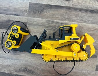 Buldozér Caterpillar na ovládanie - 3