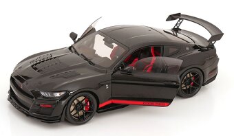 Ford Mustang Shelby GT500 Black 2022 - 1:18 Solido - 3