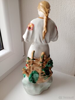 Soška dievča s kvietkom - 3