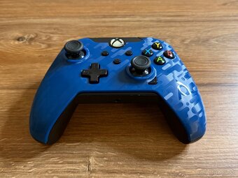 Káblový ovládač na Xbox One - 3