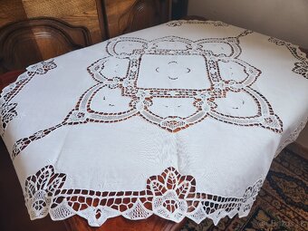 Krásny biely obrus zdobený bohatou ručne šitou krajkou 87x87 - 3