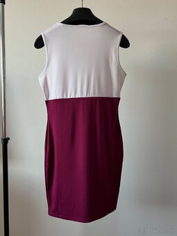 Bordovo-biele office šaty s plášťom - 3