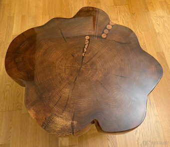 Predám epoxidový konferenčný stôl z brestového dreva - 3