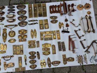 STAROŽITNÉ KOVANIA NA NÁBYTOK - 3