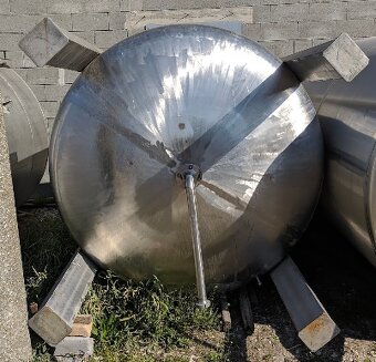 Nerezová nádrž o objeme 8000 litrov bombírovaná - 3