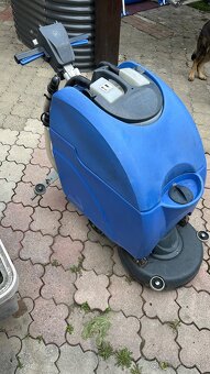Predam profesionálny Podlahový umyvaci,Cistiaci stroj Numati - 3