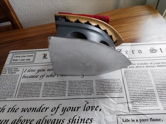 Žehlička na uhlí, starožitnost je tzv. uhelka - 3