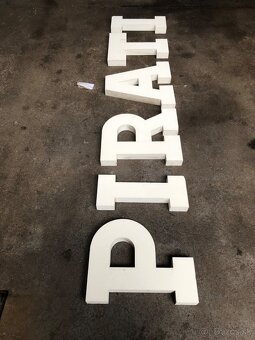 Nápis “PIRÁTI” - 3