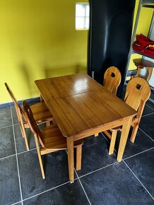Masívny stôl so štyrmi  stoličkami - 3