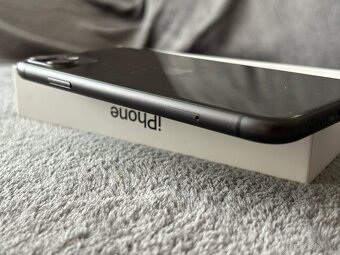 Dobrý stav | Čierny iPhone 11 64GB s obalmi v cene - 3