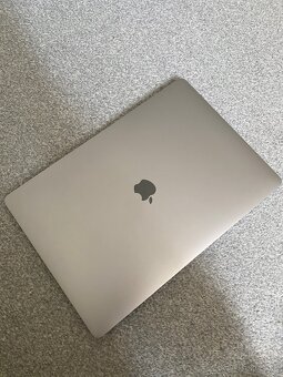 MacBook Pro 16” 2019 – i7/32GB/512GB/AMD + USB hub, TOP stav - 3