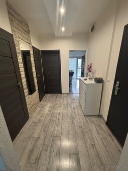 Predám komplet prerobený 2 izbový byt s balkónom v Žarnovici - 3