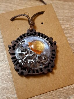 Drevené prívesky zo zivice - 3