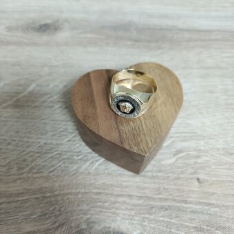 Zlatý pánsky prsteň Versace - 3