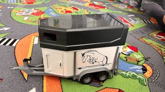 Bruder Landrover s vozikom na kone - 3