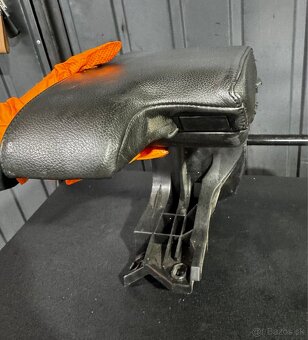 Predám lakťovú opierku BMW E46 - 3