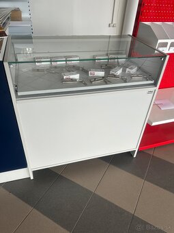 Predám predajný sklenený pult - 3