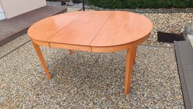 Drevený stôl, stolička, drevený vešiak, kovový svietnik - 3
