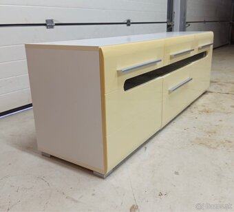 Skrinka pod televízor - 3