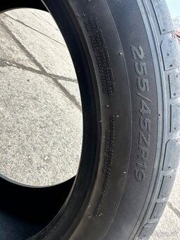 255/45R19 - 3