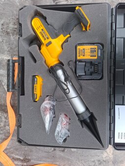 Dewalt pištoľ na silikón. - 3