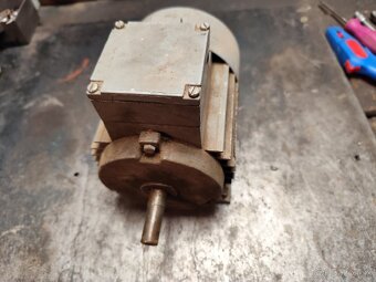 Elektromotor 3f /400v ,180 watov - 3