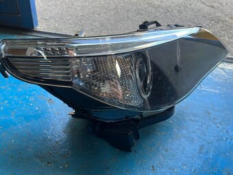 Predám práve predné xenon svetlo zn.Hella na BMW 5 - 3