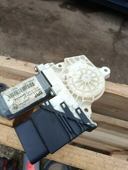 Motorčeky okien/ zámky dverí Škoda Octavia 2 - 3