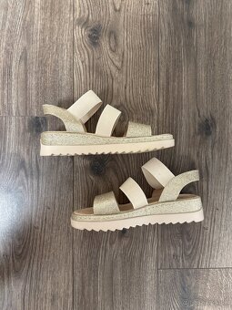 Zlaté sandálky - 3