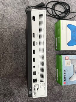 Xbox one S + hry a ovládače - 3