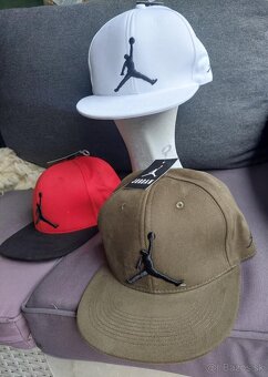 Šiltovka JORDAN a NY UNI velkost-uni-zapínanie. Dobierkou po - 3