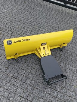 Traktorova kosačka John Deere x300 - 3