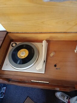 Staré rádio s gramofónom - 3