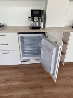 Na predaj: Biela kuchynská linka IKEA – so vstavanými spotre - 3