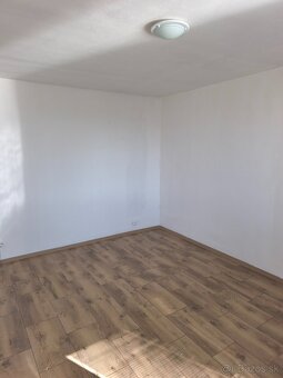 Na predaj: priestranný 1-izbový byt  – Žiar - 3