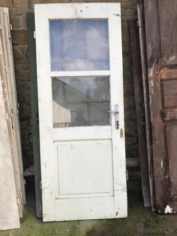 Rôzne staré historické drevené dvere - 3