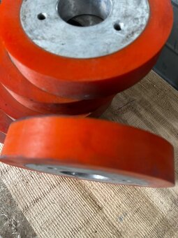 NOVÉ Prítlačné valčeky - Kolieska, demontované z rozmetadla - 3