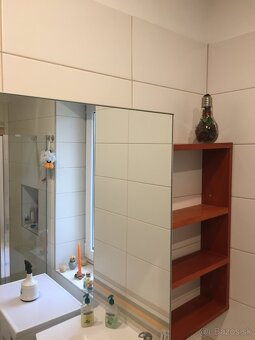 Zrkadlo 80 x 80 položené na kolajničkách na drevenej skrinke - 3