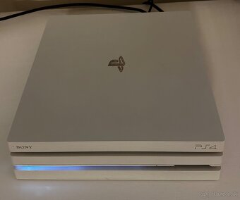 PS 4  PRO 1 TB WHITE - STAV AKO NOVÝ + 2x ovládač - 3