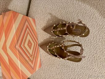 Predam ikonicke sandale Valentino - 3